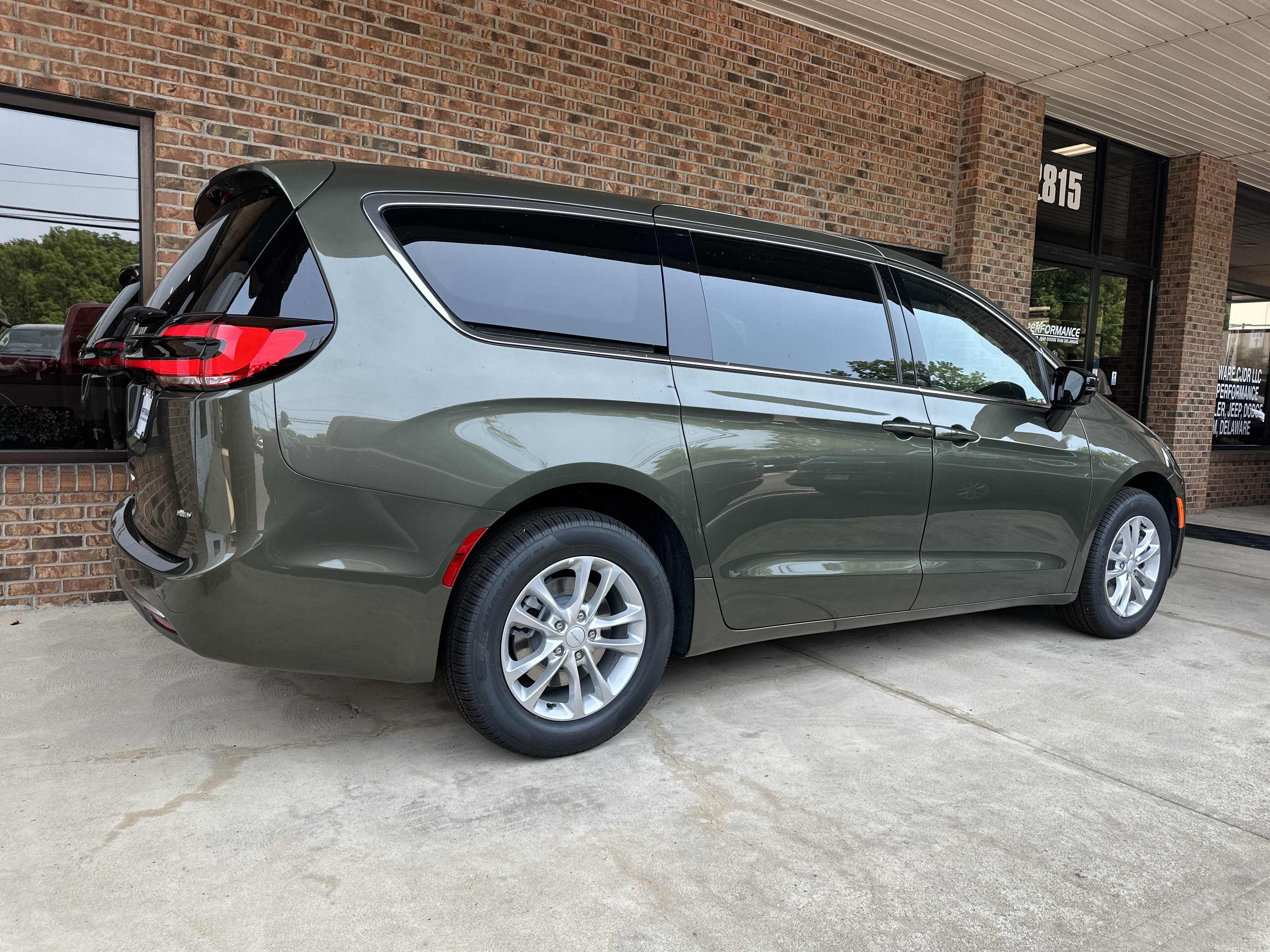 New 2027 Chrysler Pacifica Select AWD/4WD image 19