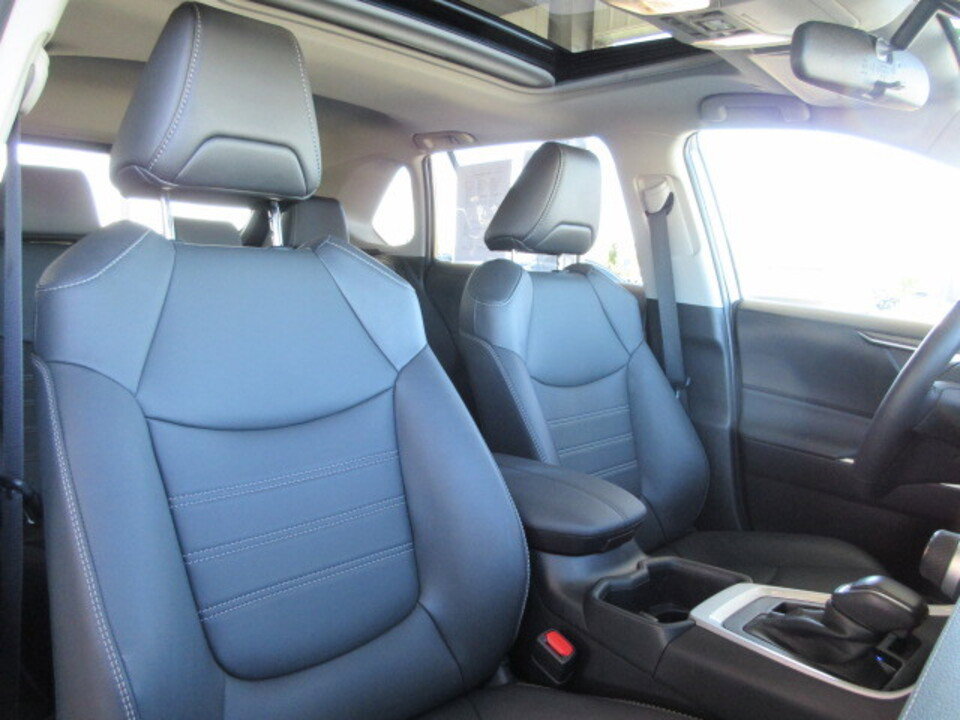 Used 2025 Toyota RAV4 XLE Premium image 31