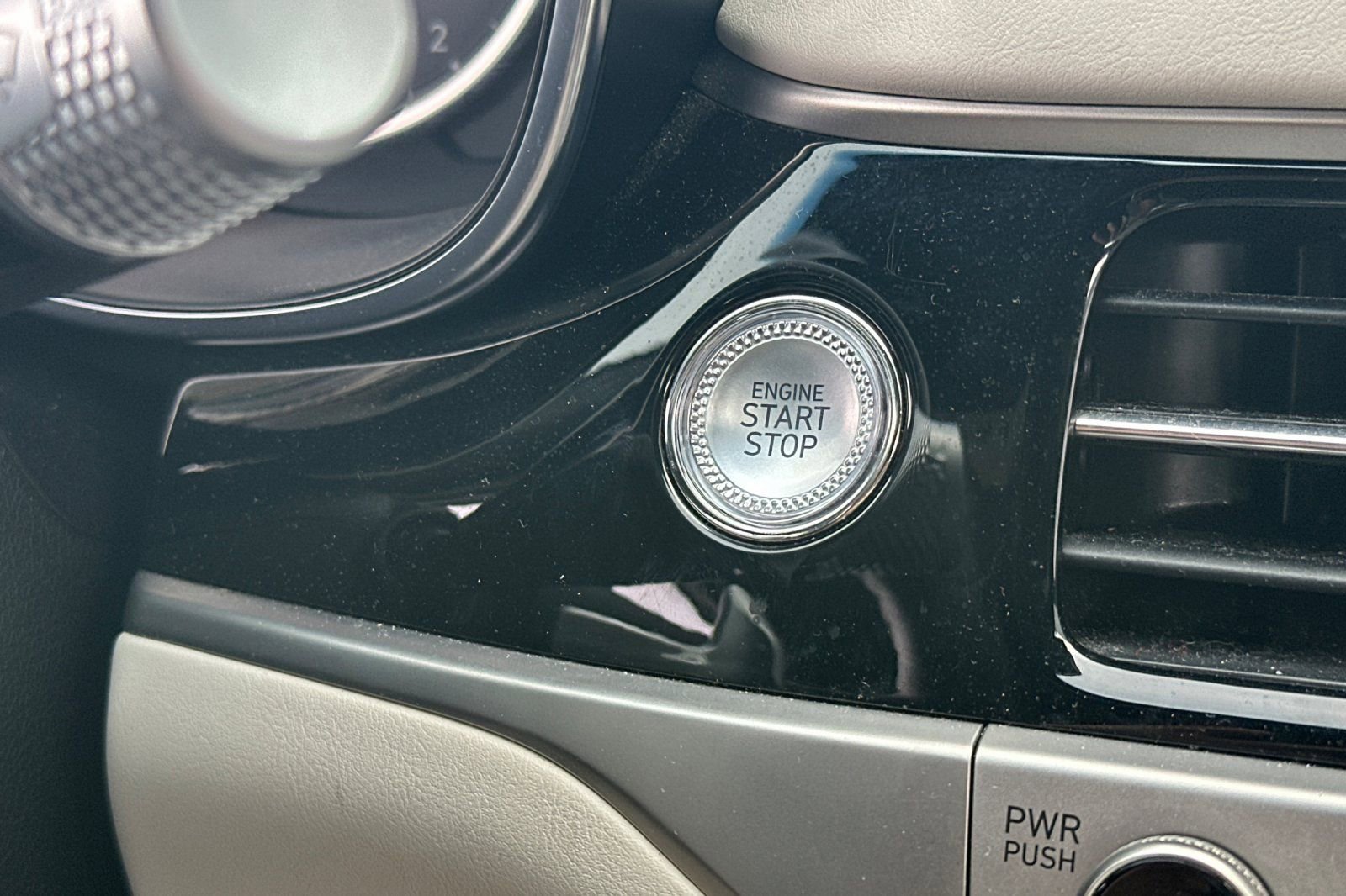 Used 2025 Genesis G70 2.5T image 26