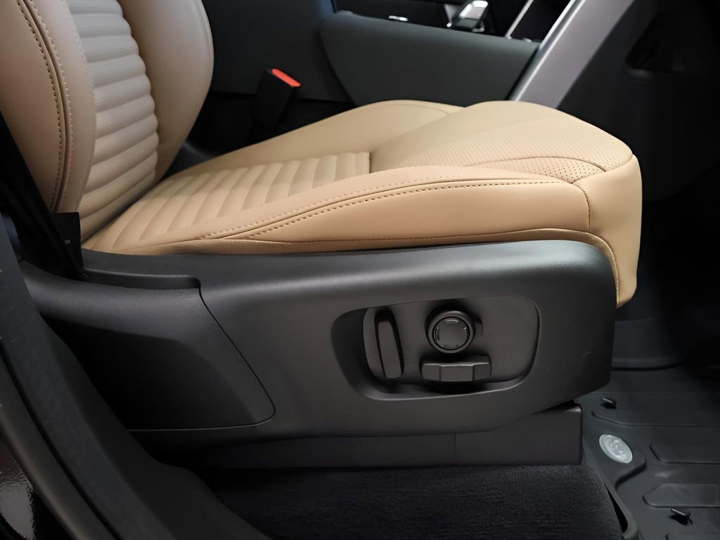 Certified 2025 Land Rover Discovery Metropolitan Edition image 23