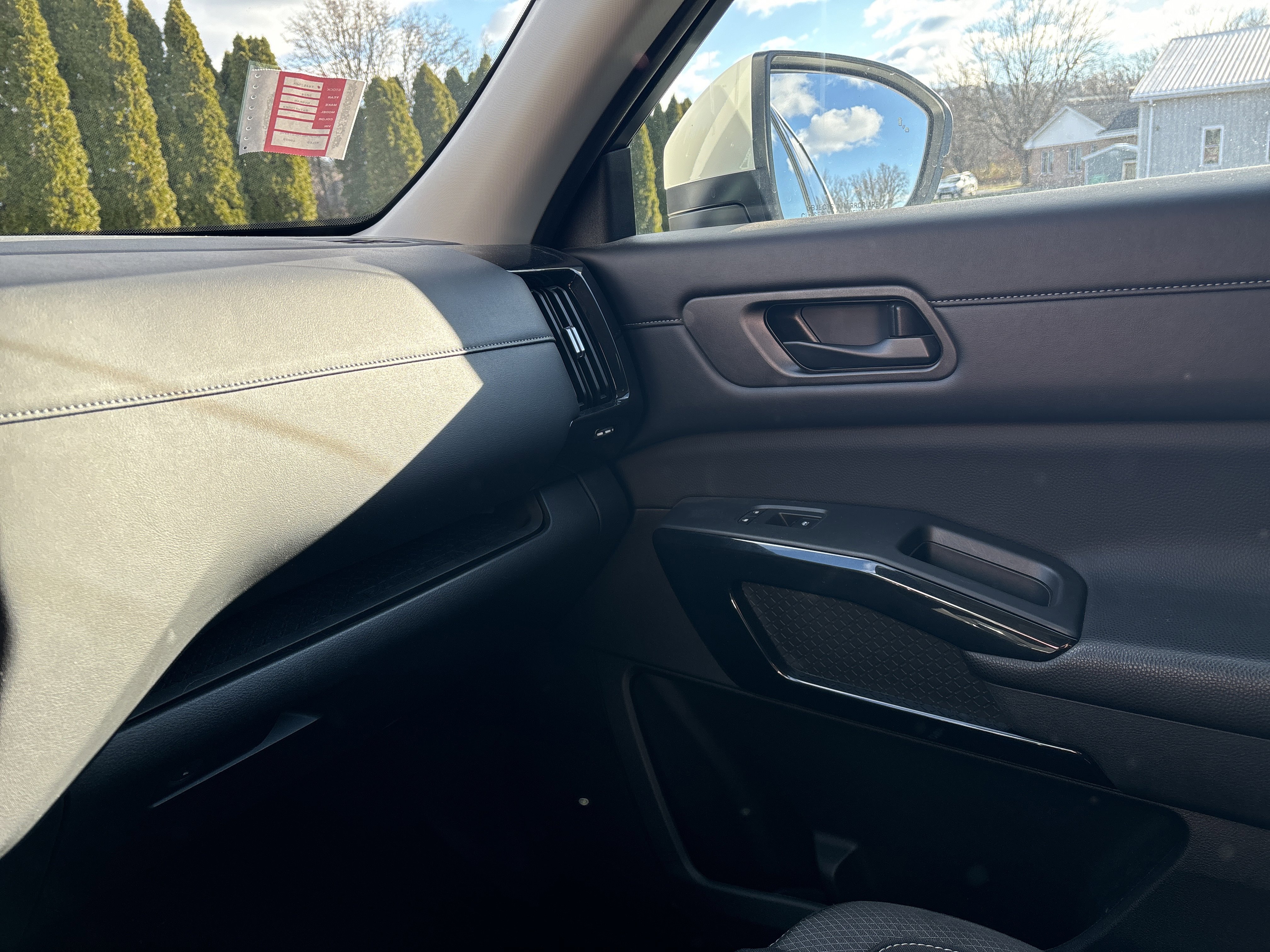 Used 2024 Nissan Pathfinder SV w/ Black Appearance Package image 24