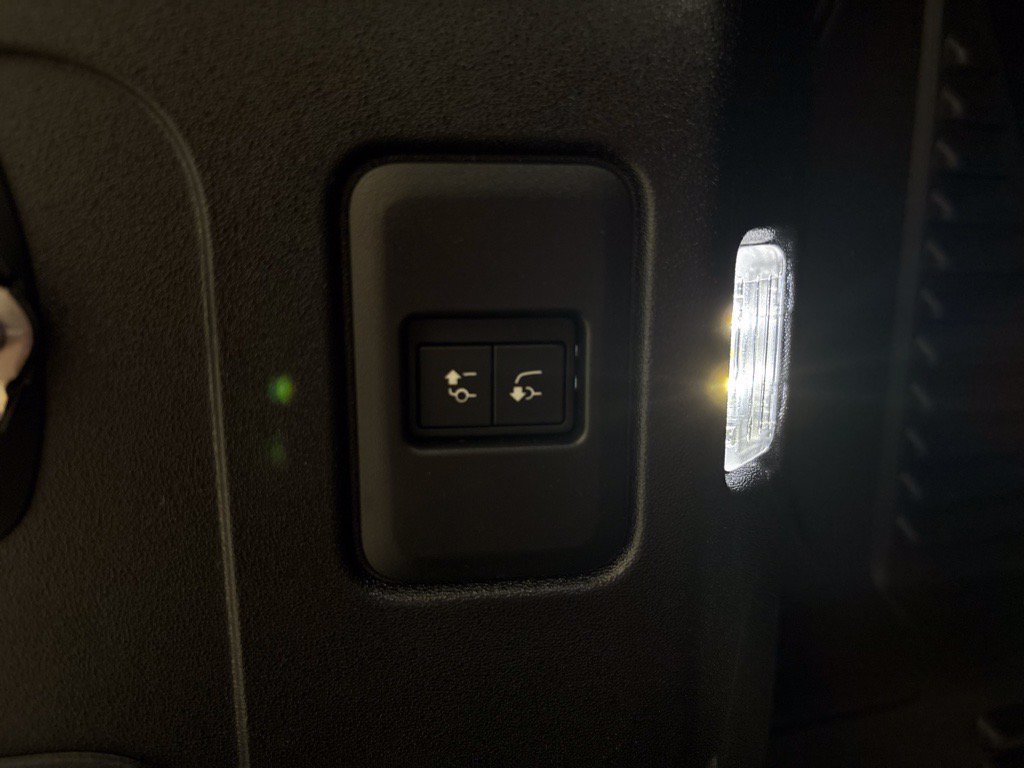 New 2026 Land Rover Defender 90 X-Dynamic SE AWD/4WD image 34