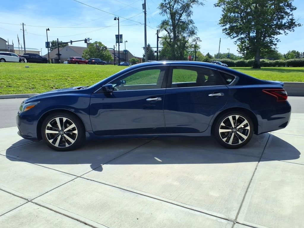 Used 2017 Nissan Altima 2.5 SR w/ LED Appearance Package FWD image 4