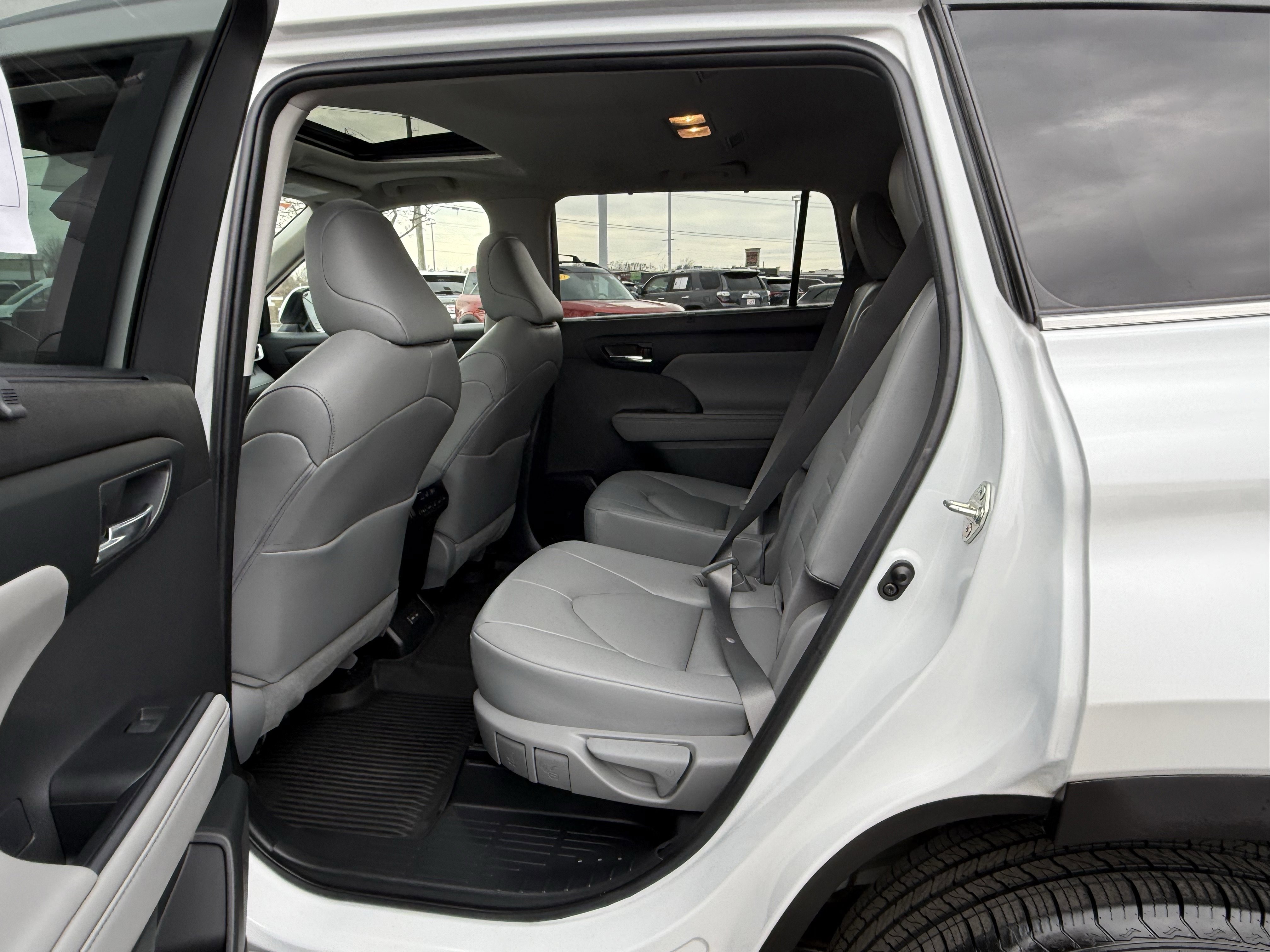 Used 2023 Toyota Highlander XLE image 15