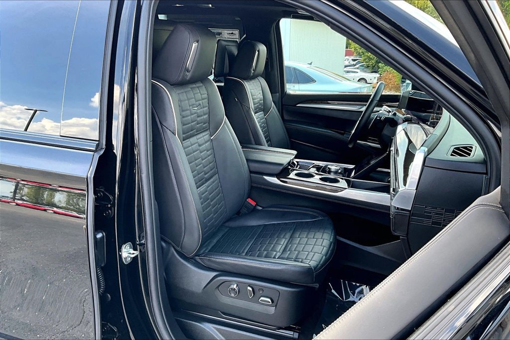 Used 2025 Cadillac Escalade Sport Platinum AWD/4WD image 32