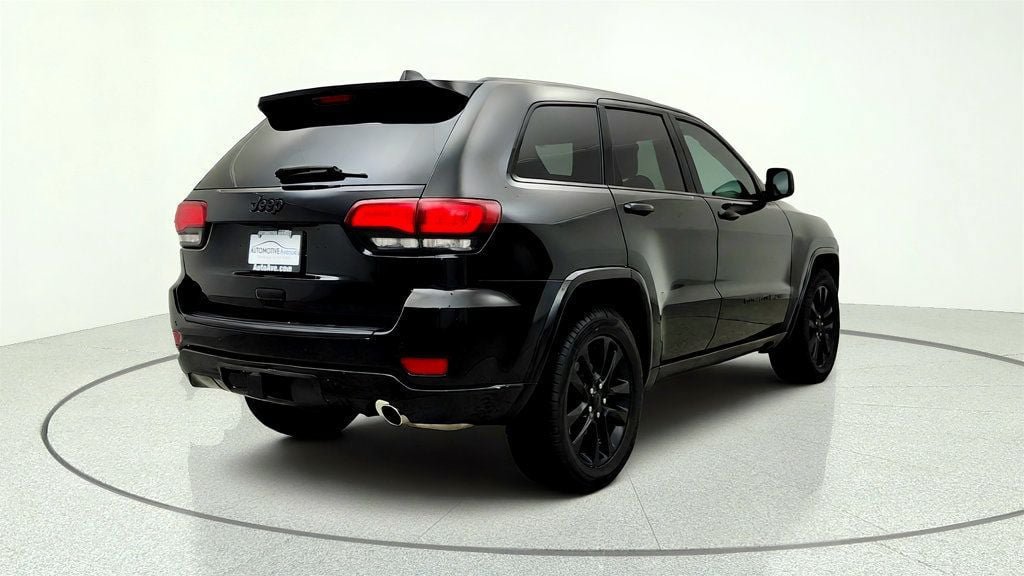 Used 2022 Jeep Grand Cherokee Laredo X RWD image 5