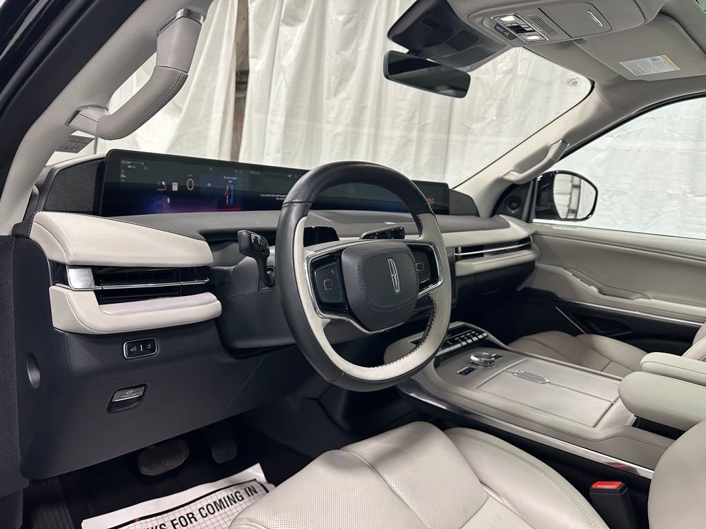Used 2025 Lincoln Navigator Reserve image 15