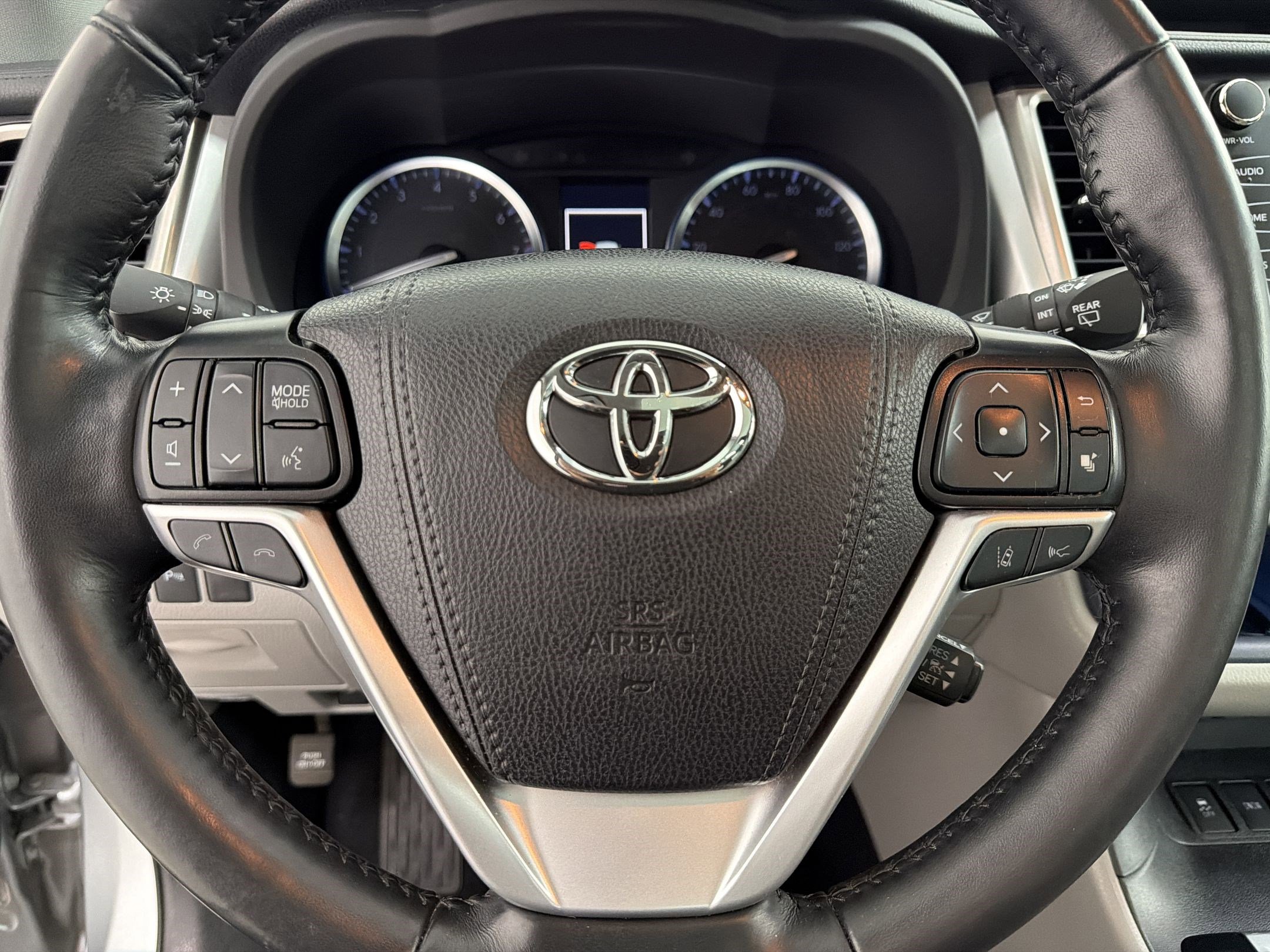Used 2019 Toyota Highlander Limited Platinum FWD image 17