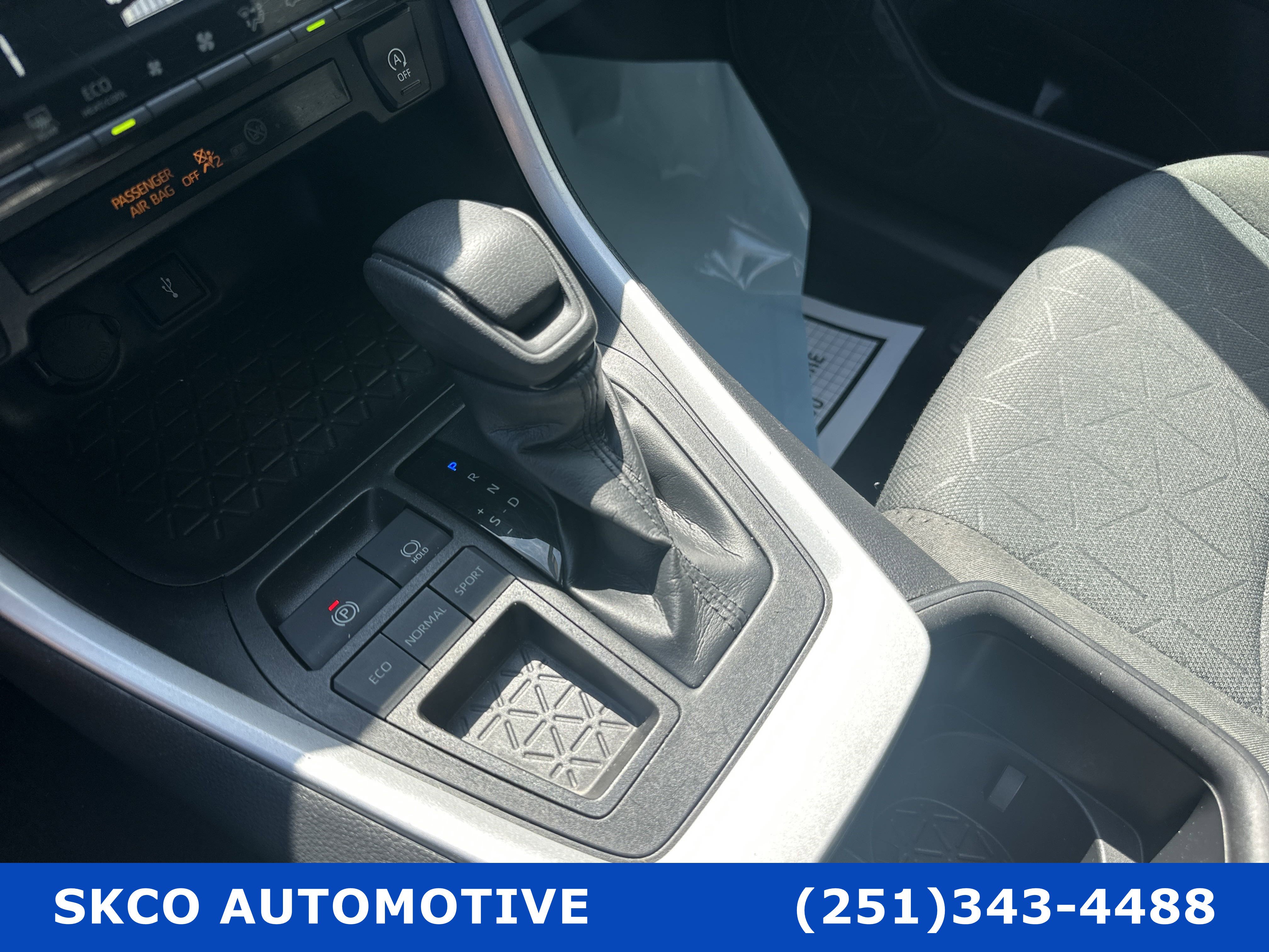 Used 2022 Toyota RAV4 XLE w/ Convenience Package FWD image 23