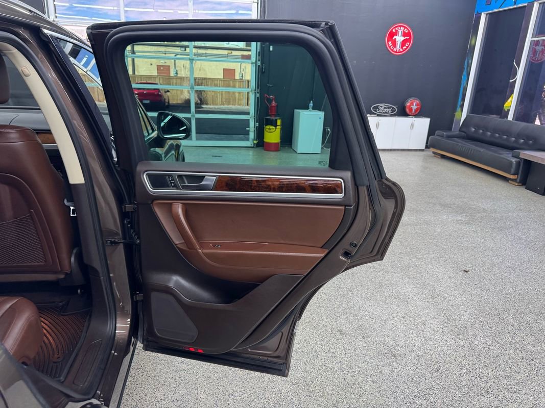 Used 2014 Volkswagen Touareg Sport image 16