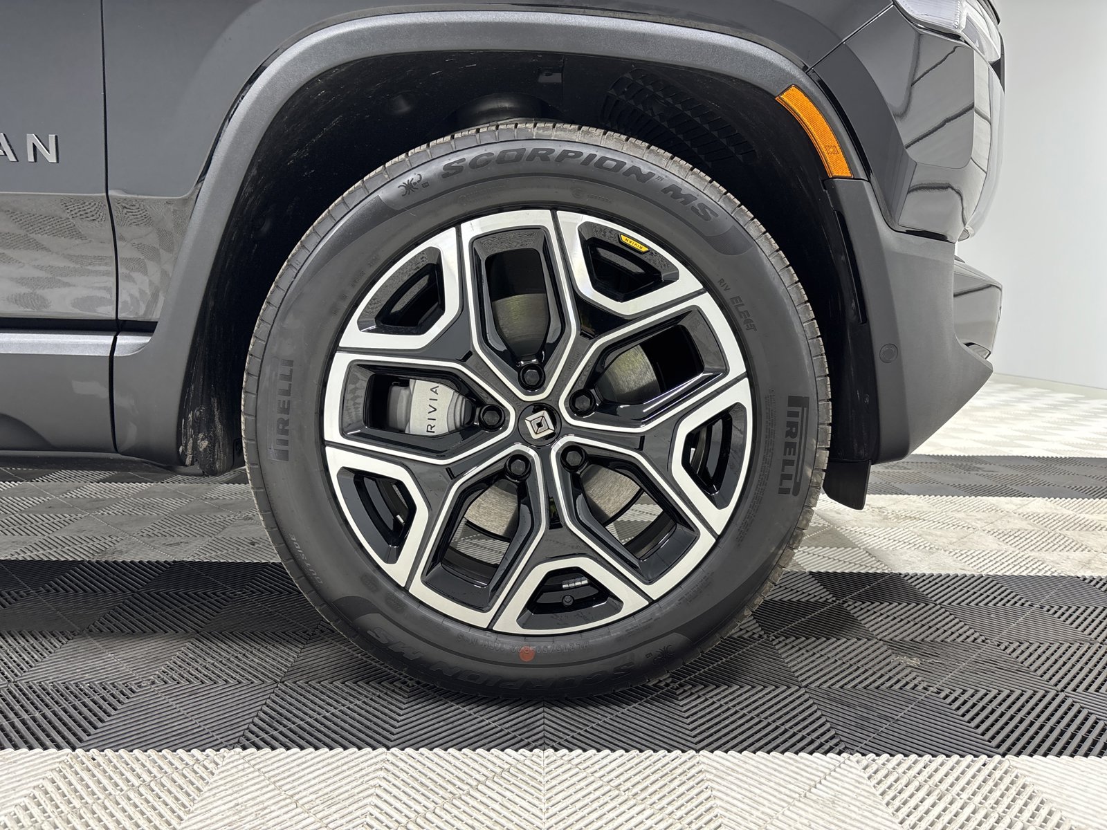 Used 2025 Rivian R1S Adventure AWD/4WD image 11