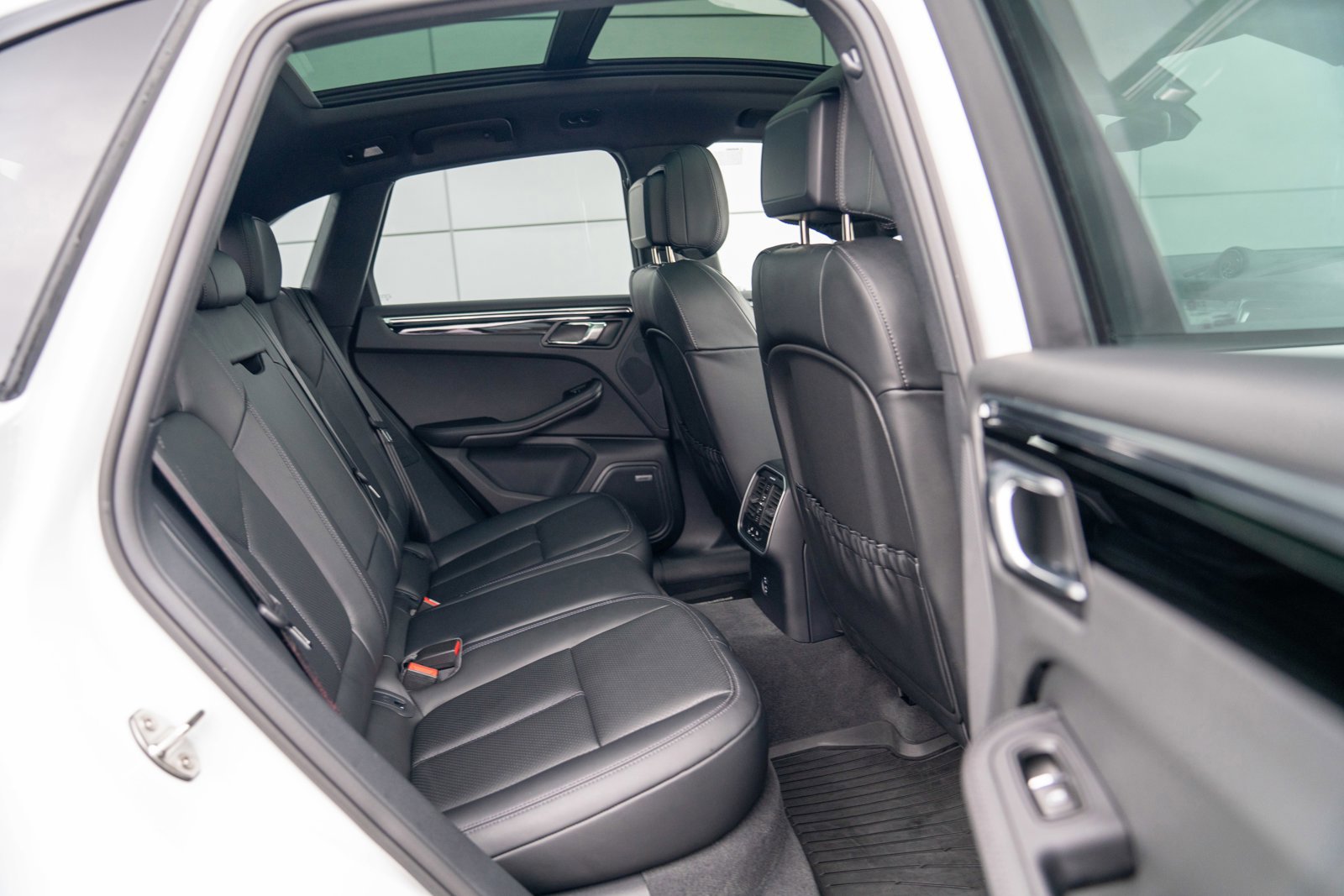 Certified 2025 Porsche Macan image 25