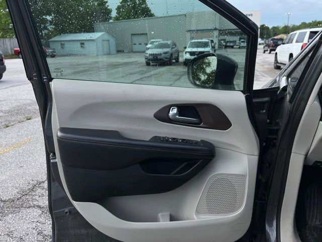 Used 2019 Chrysler Pacifica Touring-L FWD image 12