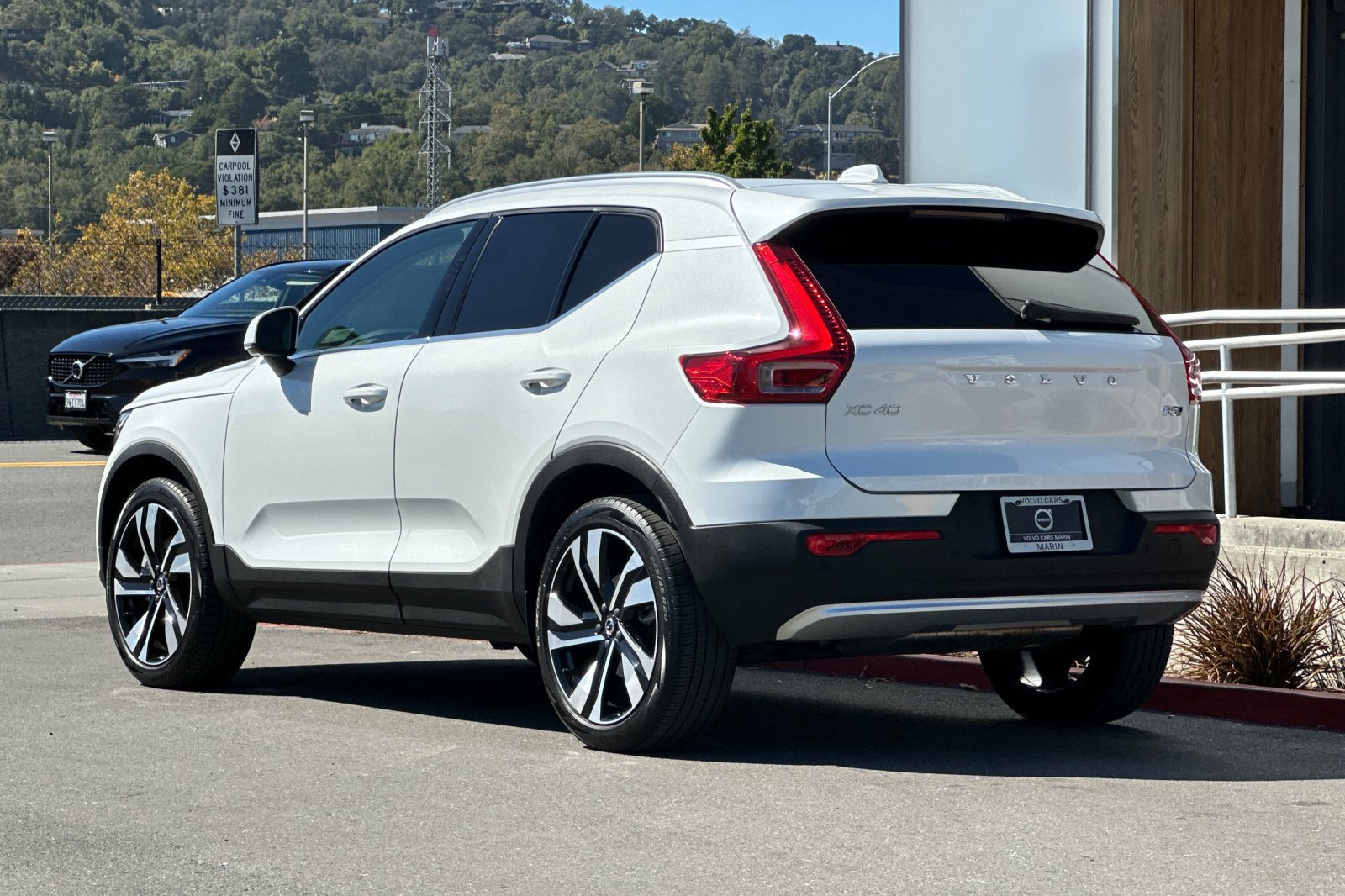 Certified 2025 Volvo XC40 B5 Ultra AWD/4WD image 7