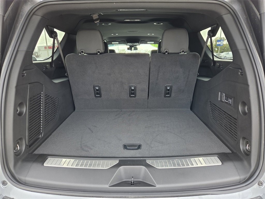 Used 2025 Chevrolet Suburban Premier image 10