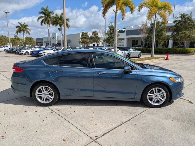 Used 2018 Ford Fusion SE w/ Fusion SE Technology Package image 3