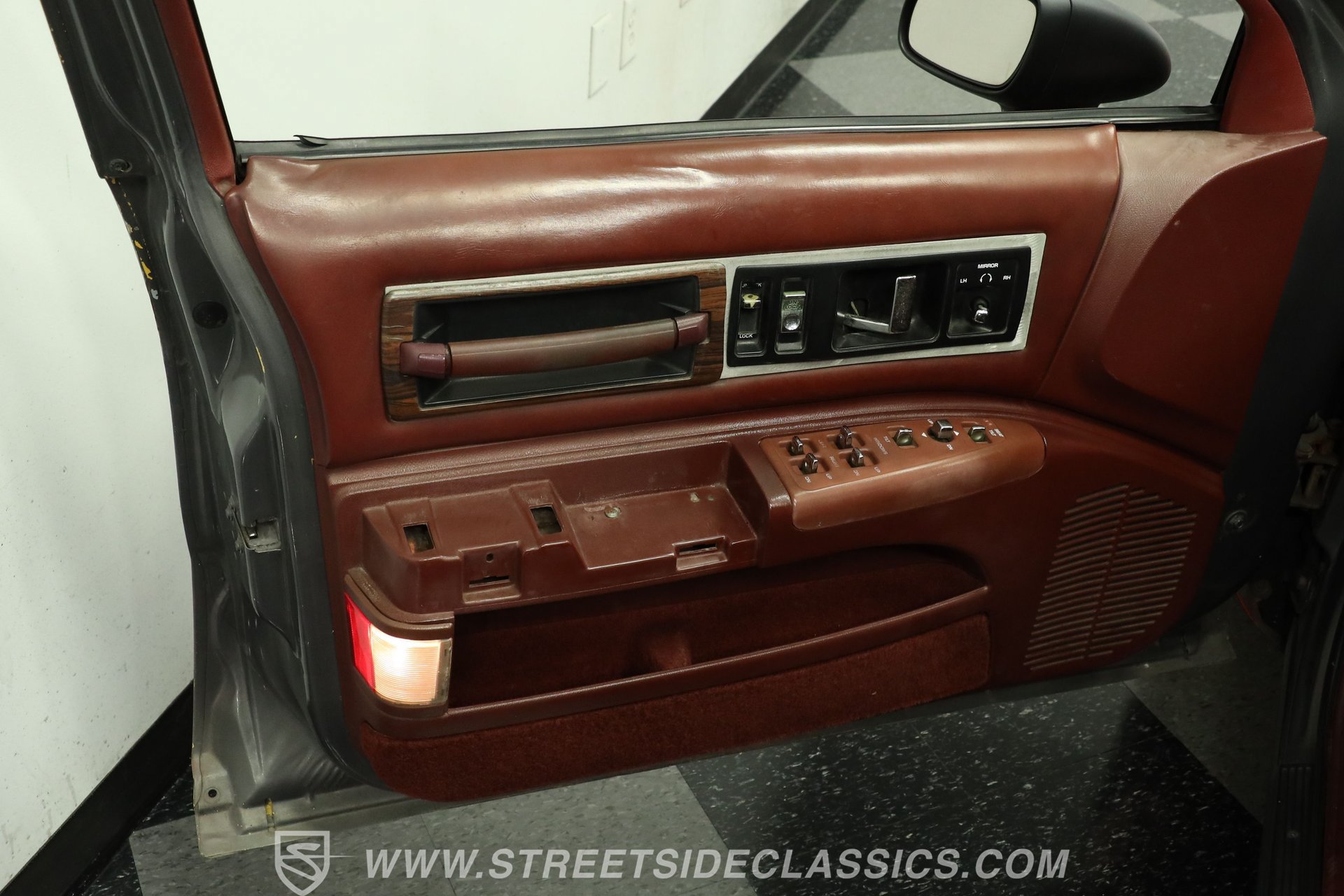 Used 1992 Oldsmobile Custom Cruiser RWD image 35