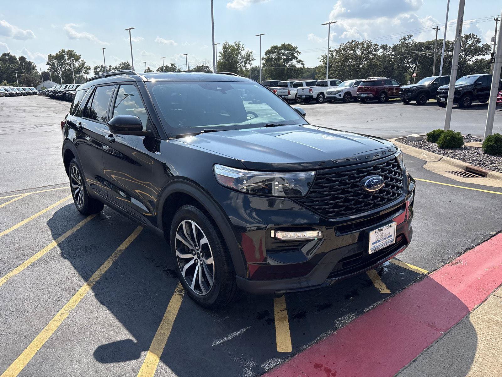 Used 2023 Ford Explorer ST-Line AWD/4WD image 3