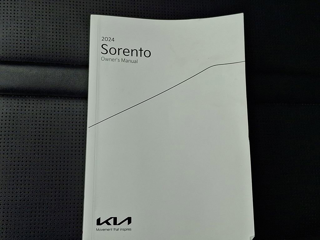 Used 2024 Kia Sorento S image 32