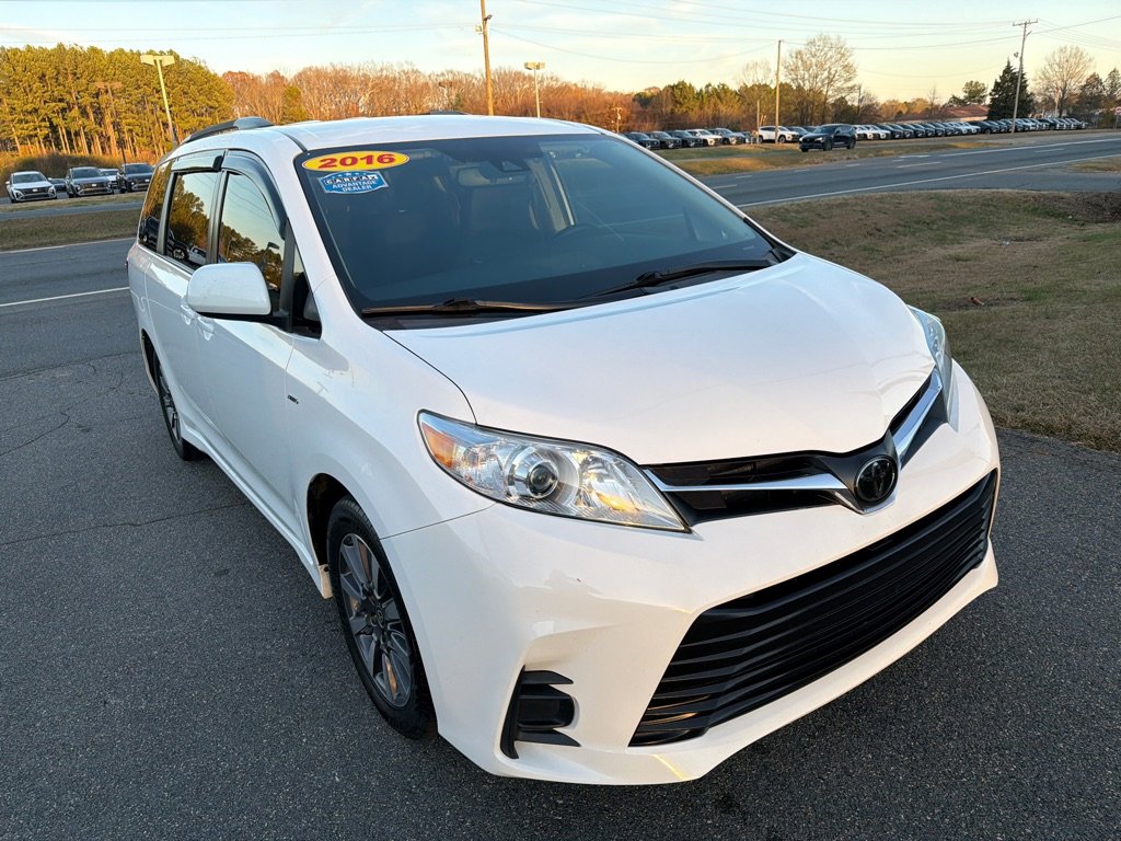 Used 2020 Toyota Sienna LE image 5