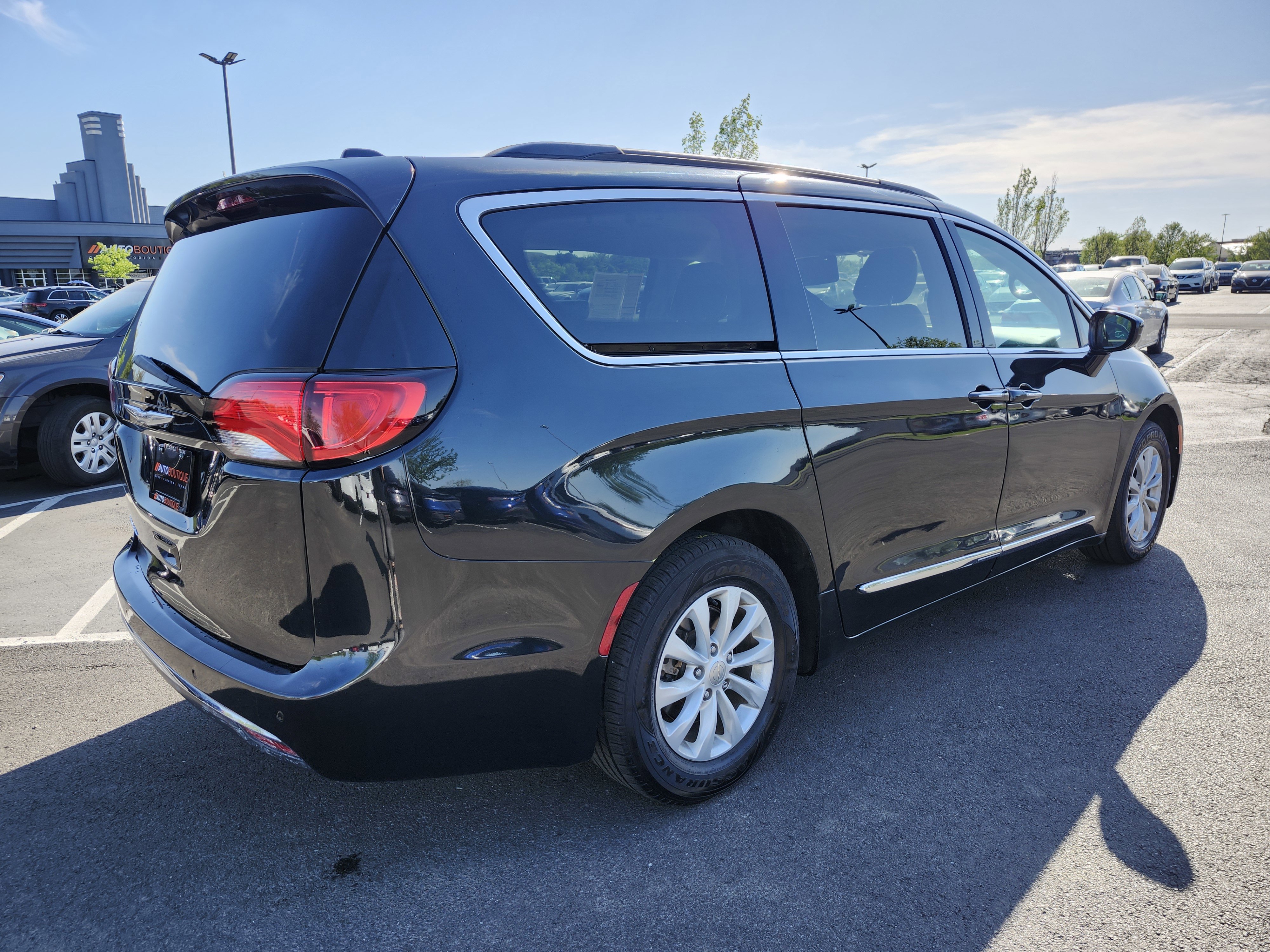 Used 2017 Chrysler Pacifica Touring-L image 15