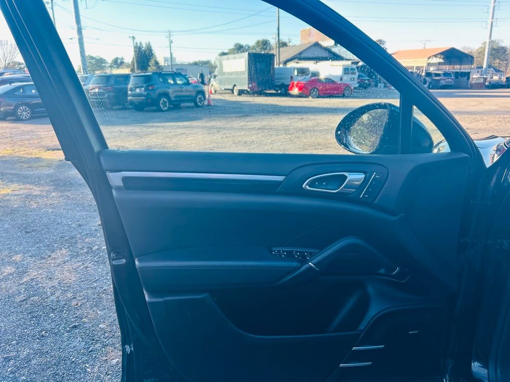 Used 2016 Porsche Cayenne S image 9