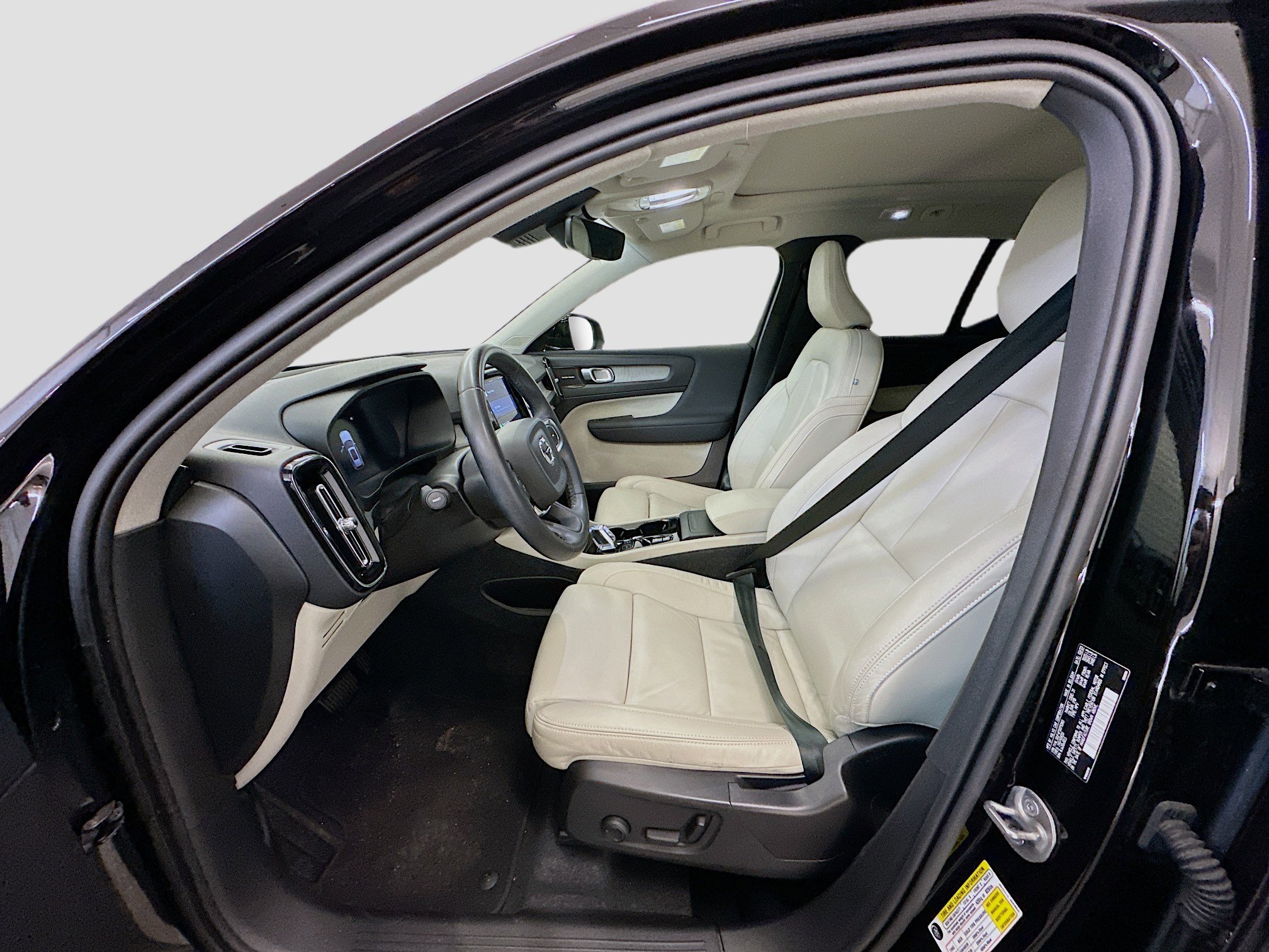 Used 2023 Volvo XC40 B5 Ultimate image 13