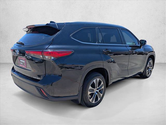 Certified 2023 Toyota Highlander XLE AWD/4WD image 5