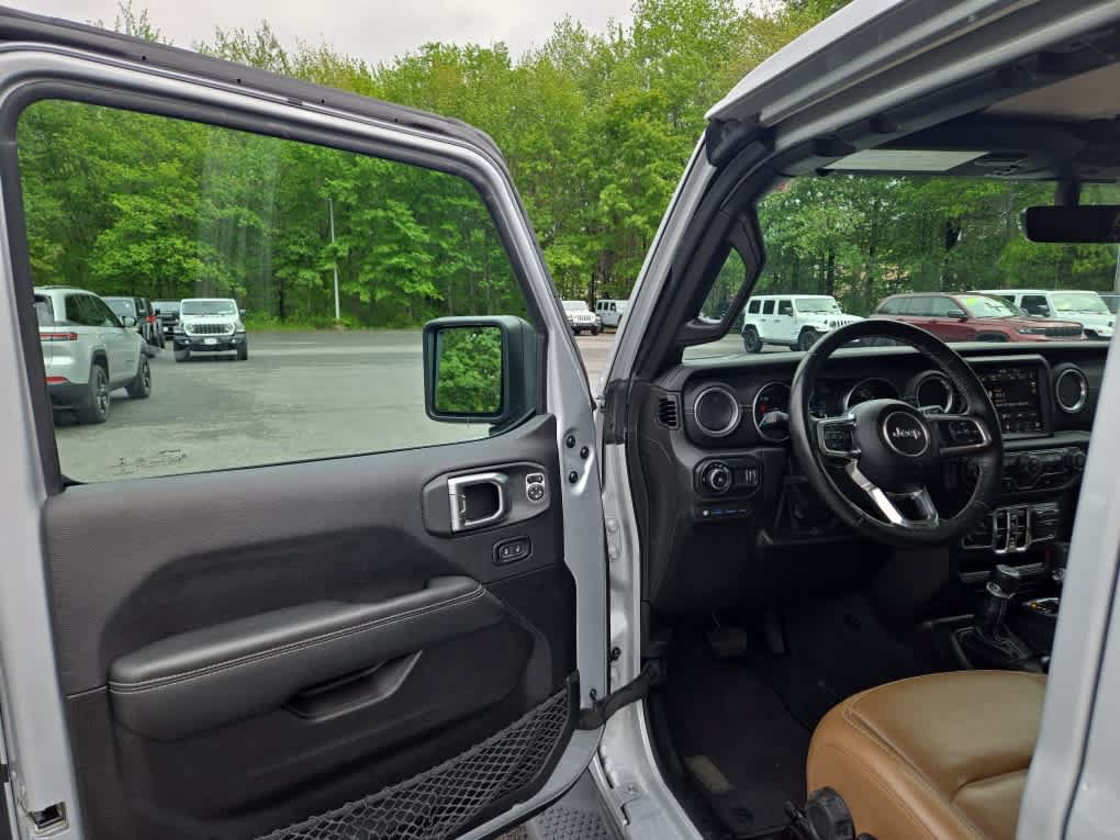 Used 2023 Jeep Wrangler Unlimited Sahara w/ Cold Weather Group AWD/4WD image 16