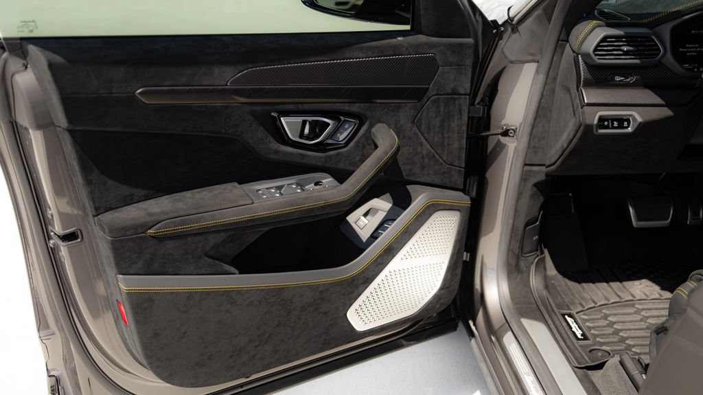 Used 2023 Lamborghini Urus Performante AWD/4WD image 40