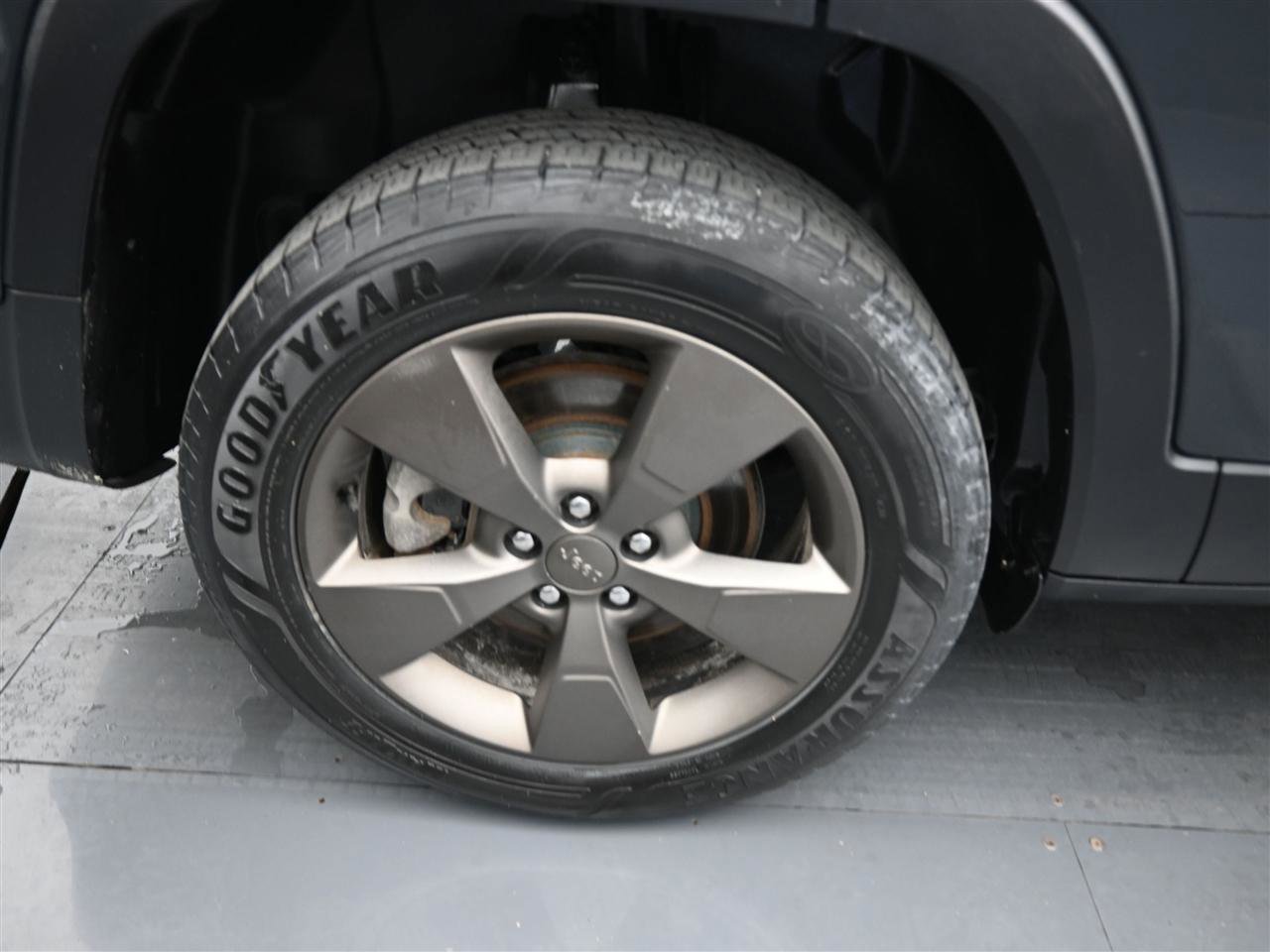 Used 2017 Jeep Cherokee 75th Anniversary image 21
