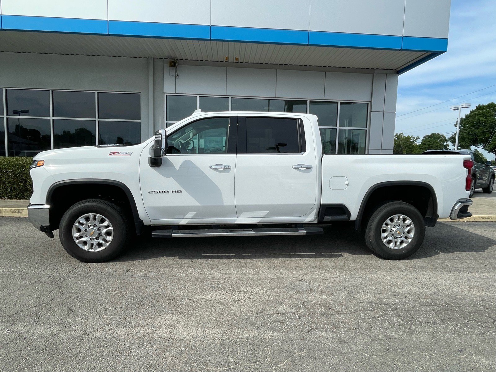 Used 2024 Chevrolet Silverado 2500 LTZ w/ LTZ Convenience Package AWD/4WD image 2