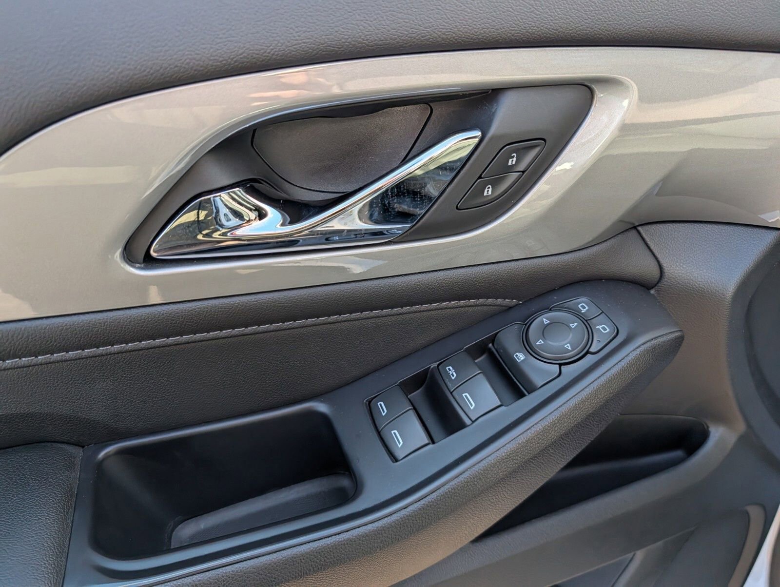 Used 2022 Chevrolet Traverse LT image 30