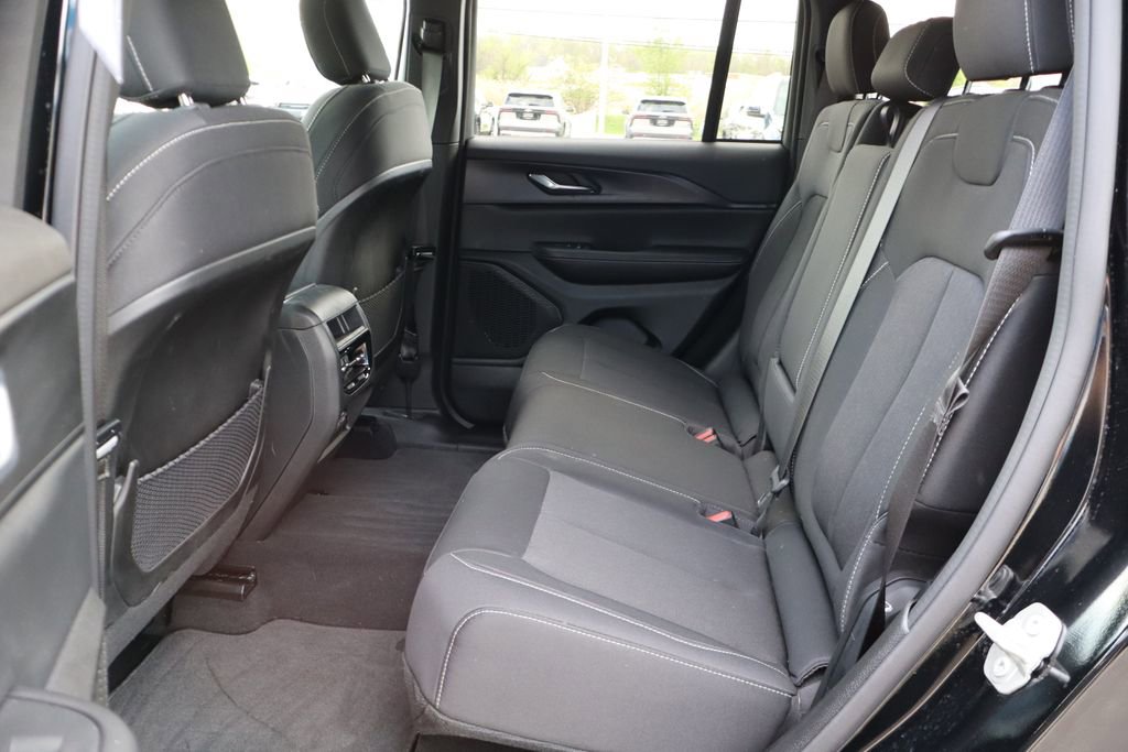 Used 2024 Jeep Grand Cherokee Laredo w/ Luxury Tech Group I AWD/4WD image 35