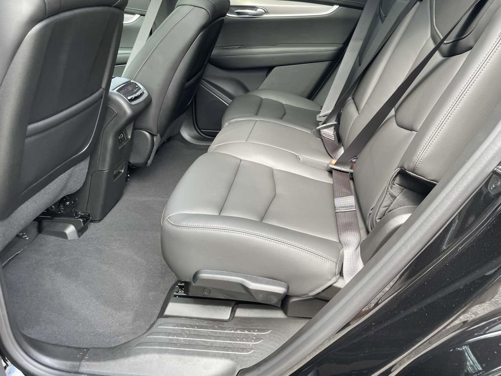 New 2025 Cadillac XT6 Luxury image 14