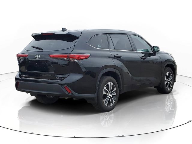 Used 2022 Toyota Highlander XLE image 3