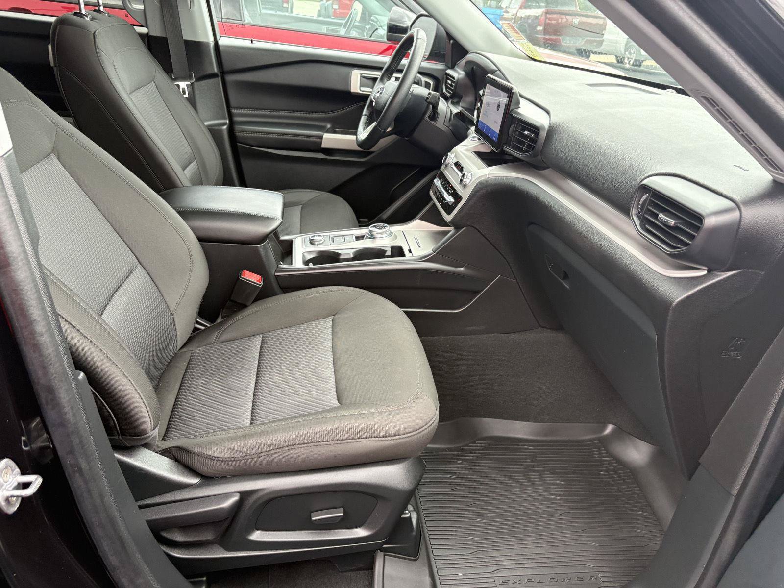 Used 2024 Ford Explorer XLT AWD/4WD image 17