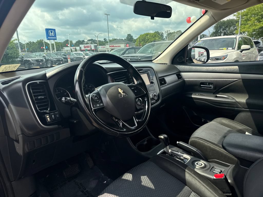 Used 2016 Mitsubishi Outlander SE AWD/4WD image 14
