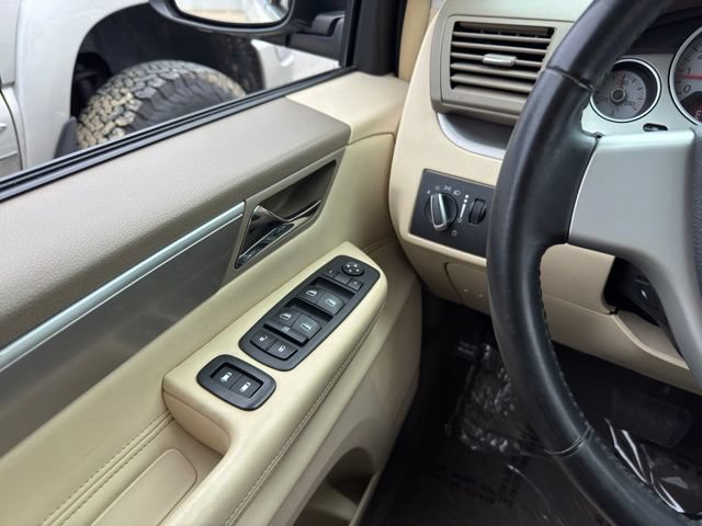 Used 2010 Volkswagen Routan SEL FWD image 31