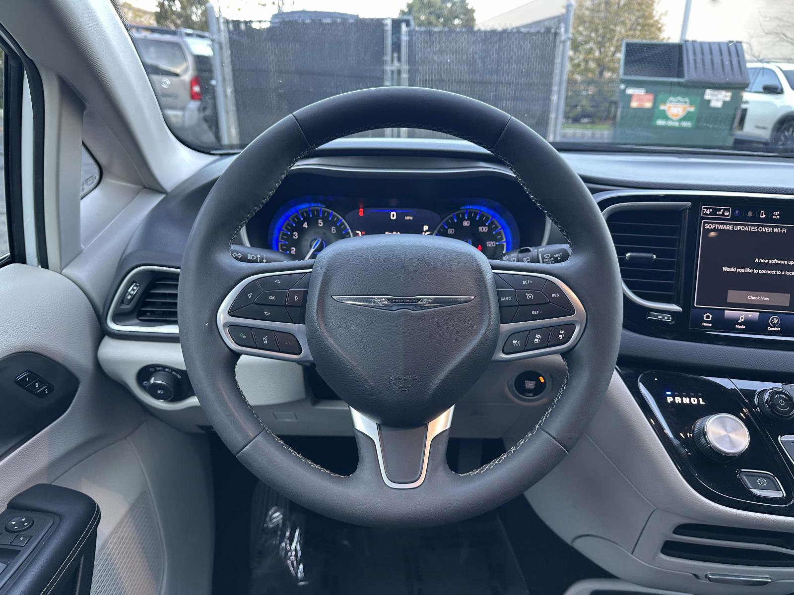 Used 2024 Chrysler Pacifica Touring-L image 11