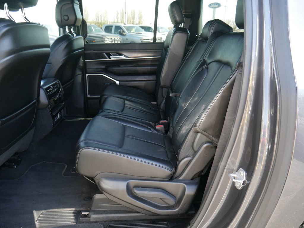 Certified 2024 Jeep Wagoneer L Series III w/ Flexible Seating Group image 17