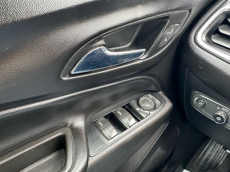 Used 2018 Chevrolet Equinox LT FWD image 19