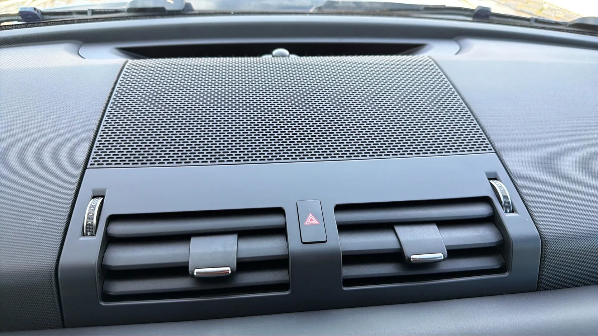 Used 2024 Land Rover Defender 130 X-Dynamic SE image 38