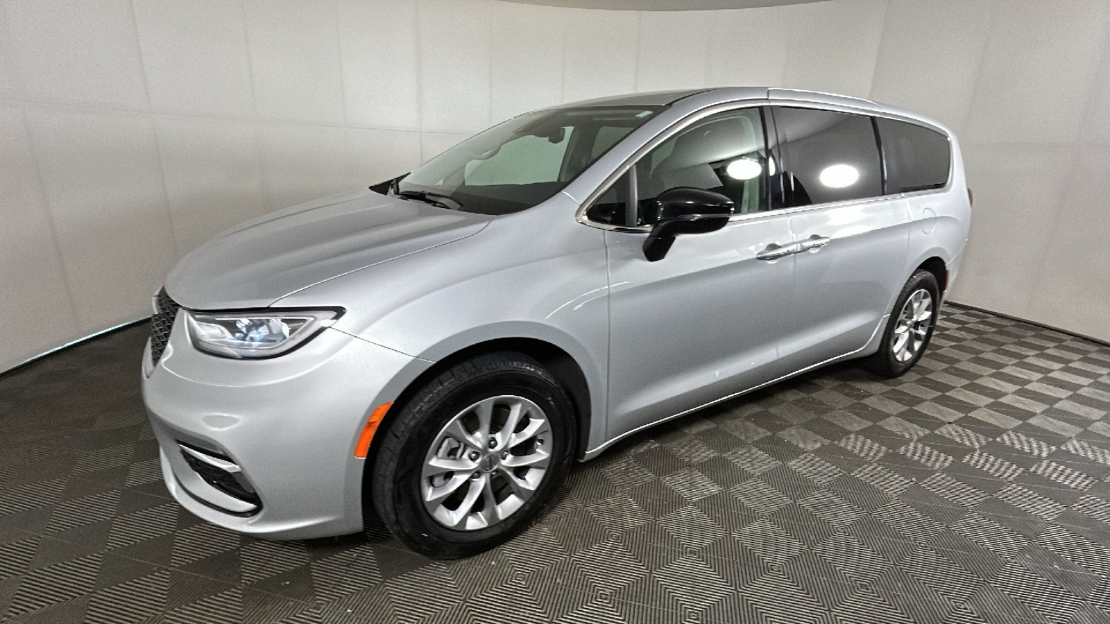 Used 2024 Chrysler Pacifica Touring-L AWD/4WD image 7
