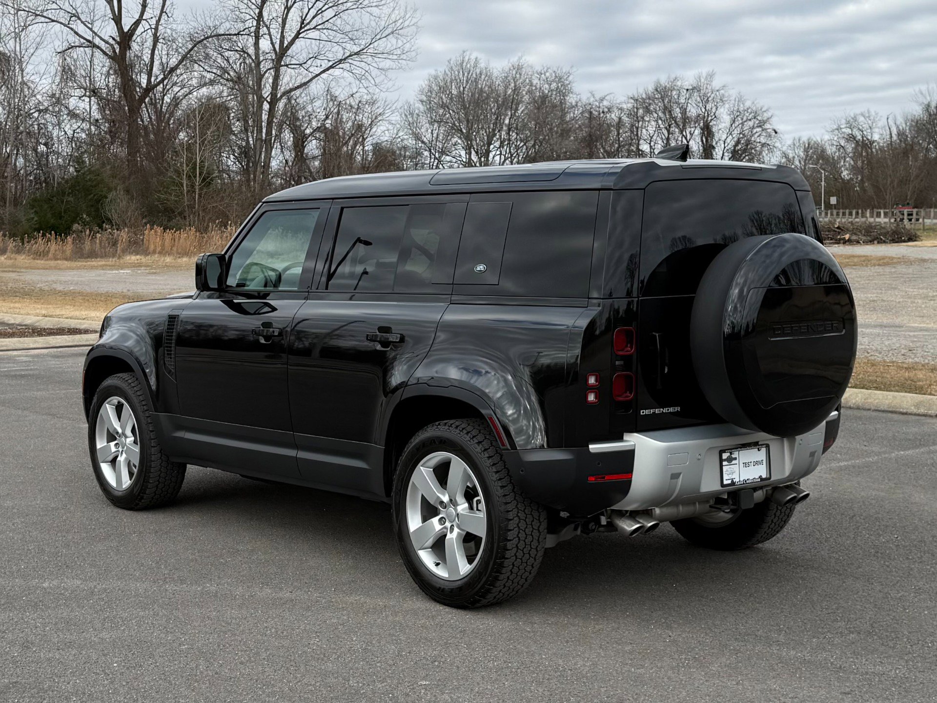Used 2024 Land Rover Defender 110 SE image 2