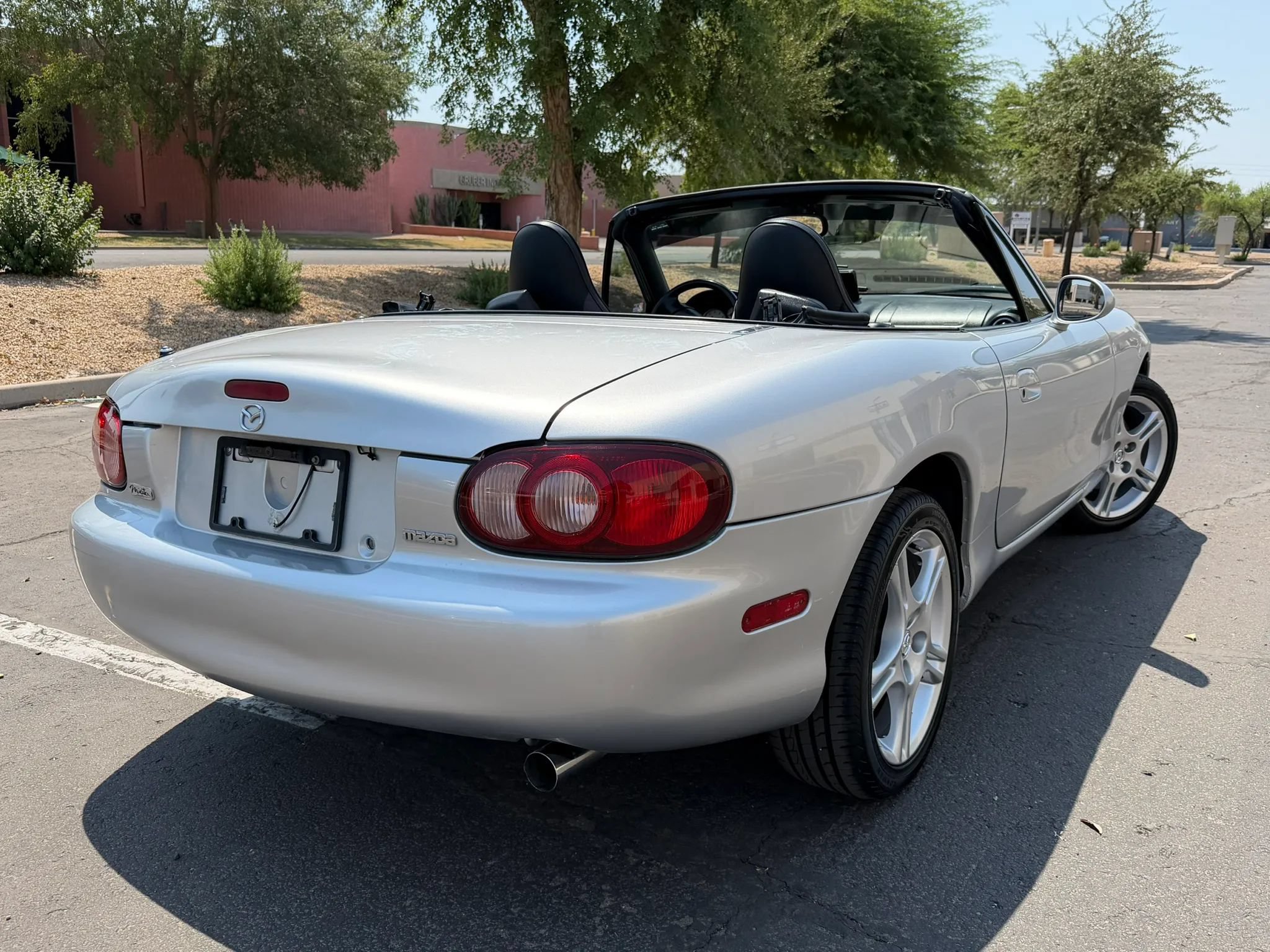 Used 2005 MAZDA MX-5 Miata LS RWD image 2