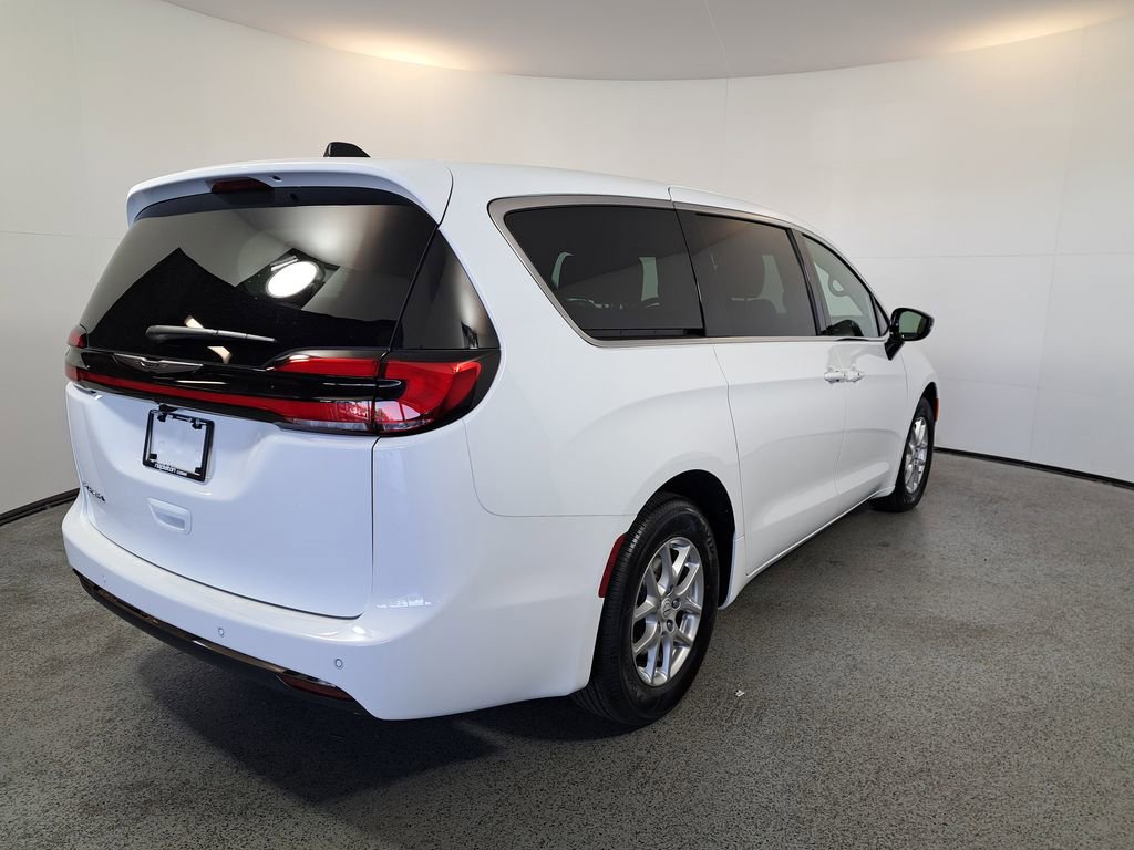 New 2026 Chrysler Pacifica Select image 6