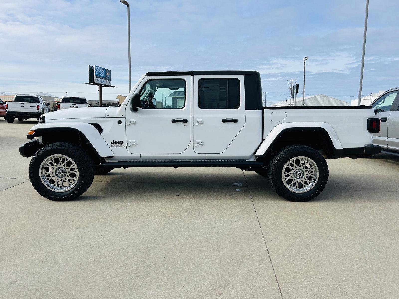 Used 2022 Jeep Gladiator Sport image 30