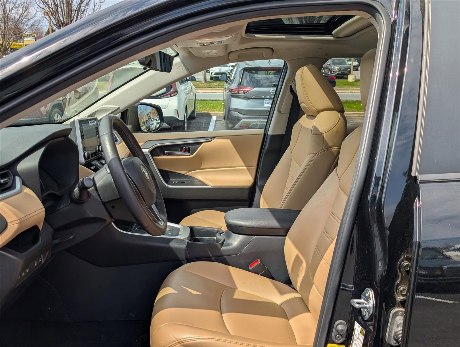 Used 2021 Toyota RAV4 XLE Premium image 14