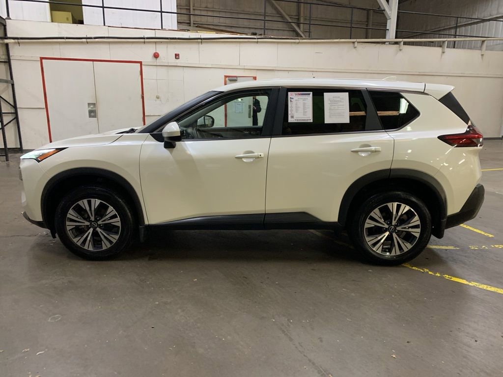 Used 2023 Nissan Rogue SV image 3